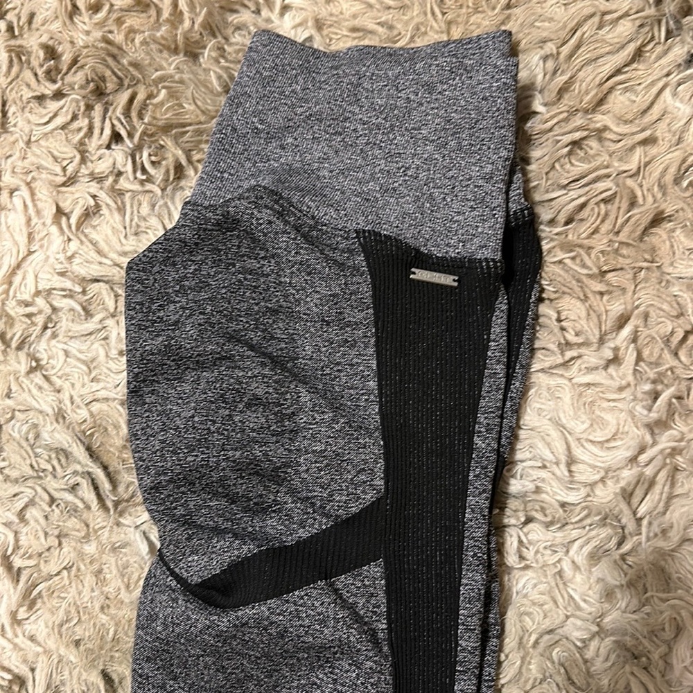 ECHT scrunch butt leggings